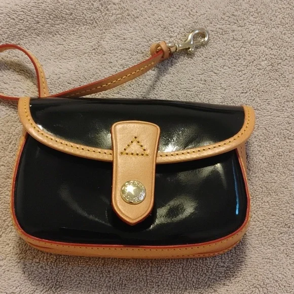 Dooney & Bourke Black And Tan Clip on Wallet - Picture 1 of 6